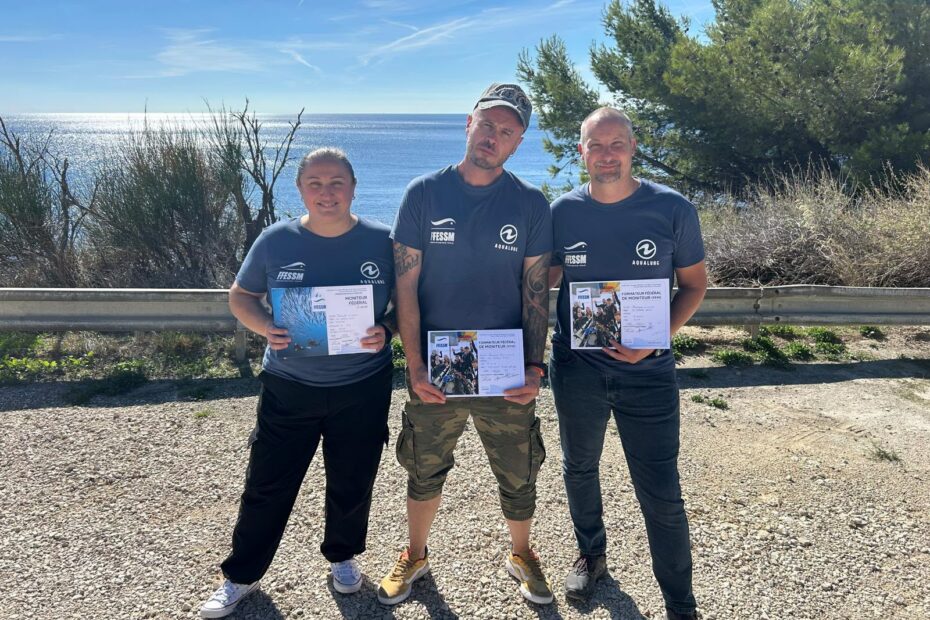 Déborah, Christophe et Arnaud avec leurs diplômes MF2 et FFM.