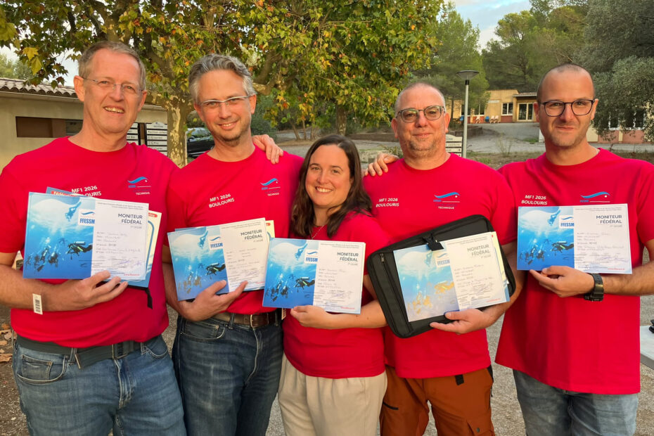 Les cinq nouveaux diplômés MF1 réunis, souriants, avec leurs diplômes.